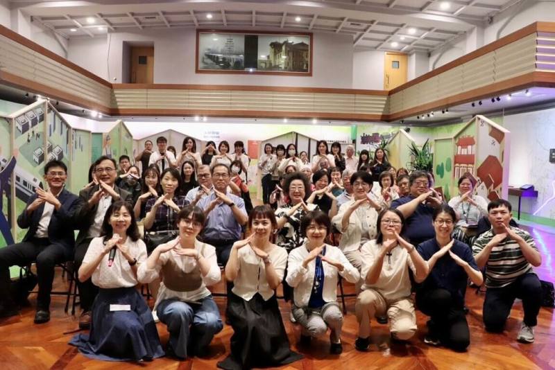 教育部國教署人權教育資源中心（台南女中）研發團隊，完成4張「白恐不迷路地圖（在地篇）」，日前與高雄歷史博物館合作舉辦成果發表會。（教育部提供）