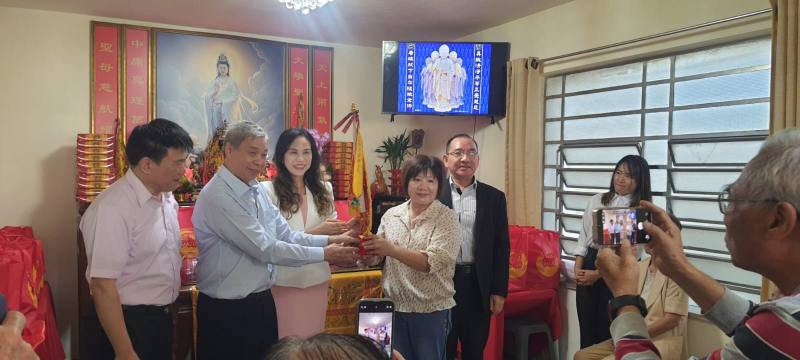 新舊爐主劉國安、王秀華進行交接