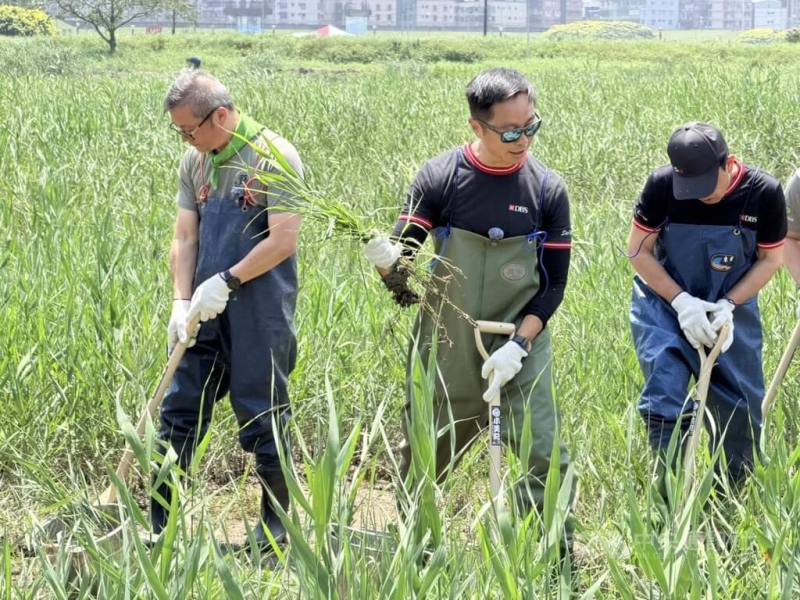 星展銀行（台灣）攜手荒野保護協會，盼將五股濕地打造為北台灣首座國際級濕地，圖為星展銀行（台灣）總經理黃思翰（中）。