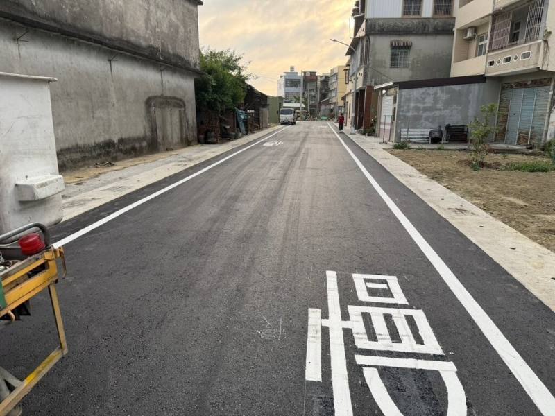 高雄市梓官區梓官路57巷日前已完工並開放通車，開闢工程打通梓官路至平安街39巷，有效提升當地社區交通路網。（高雄市工務局提供）