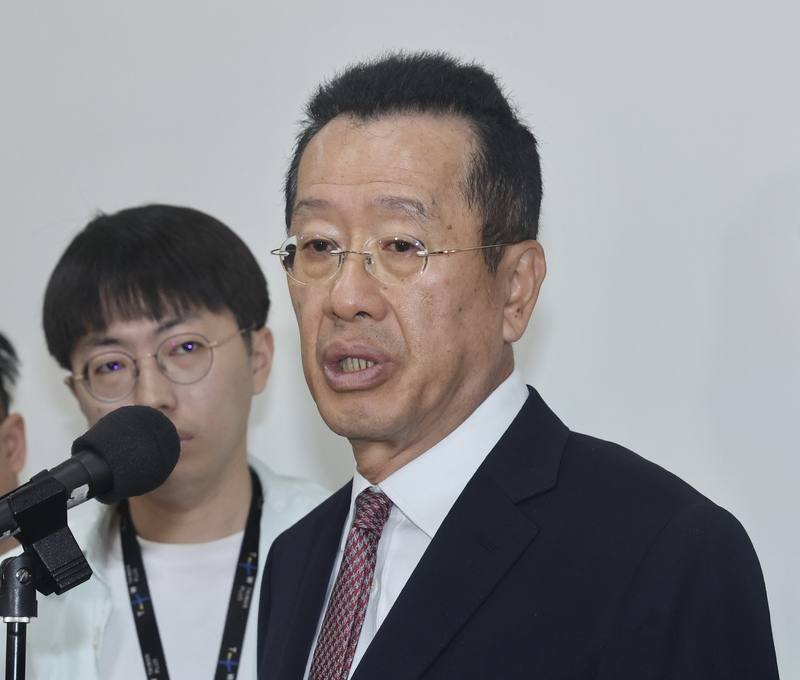 國防部長顧立雄（前）20日赴立法院外交及國防委員會報告「強化防衛韌性及不對稱戰力計畫採購特別條例執行規劃」，會前受訪表示，國防部提出的軍購預算是基於整體專案需求所提出的整體性的規劃，所以希望專案報告後，能夠獲得支持。