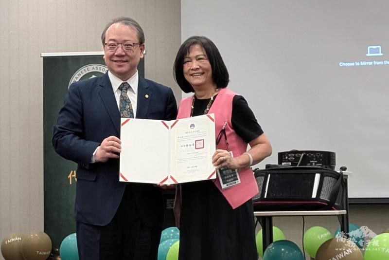 馬博元（左）頒贈鳳凰城僑務委員吳玟瑞感謝狀。