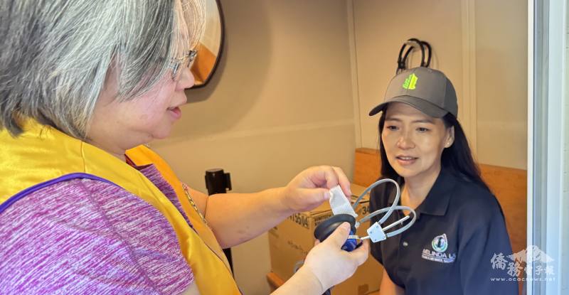 爾灣市市議員劉令淳（右）接受聽力檢測