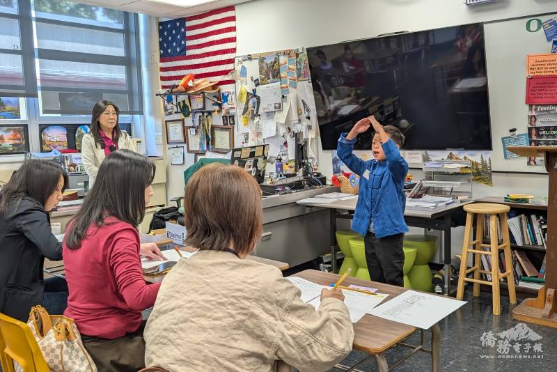 參與詩歌朗誦的學生穿著唐裝參賽