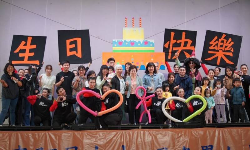 紙風車劇團18日前進宜蘭礁溪演出「台灣幻想曲」，尾聲特別融入巧思，為支持劇團的民眾慶生，氣氛溫馨又驚喜。（紙風車劇團提供）