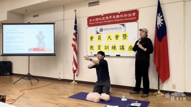 (左起) 兩位講師姚英倫、 丁心格向大家示範心肺復甦術