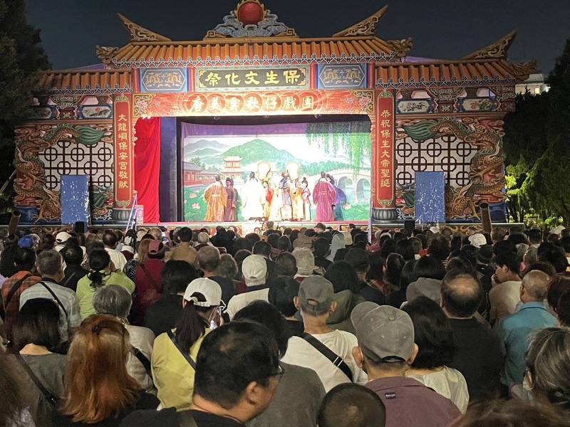 台中大甲鎮瀾宮媽祖展開9天8夜遶境進香，19日晚間抵達西螺大橋，大批信眾以掌聲代替鞭炮聲，迎接媽祖鑾轎入轄。