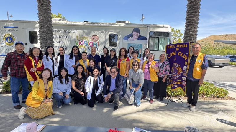 在橙縣華人獅子會爾灣市義診中，熱心服務的醫護及志工團隊