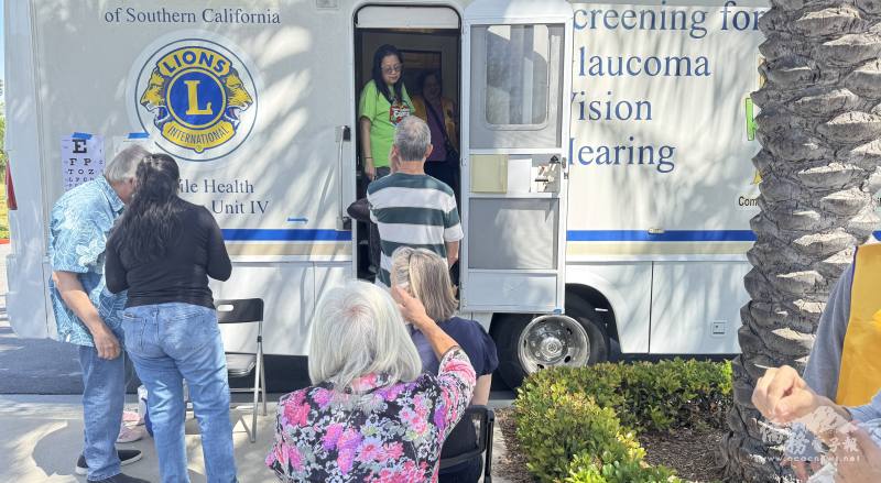 參加民眾在義診專車前排隊