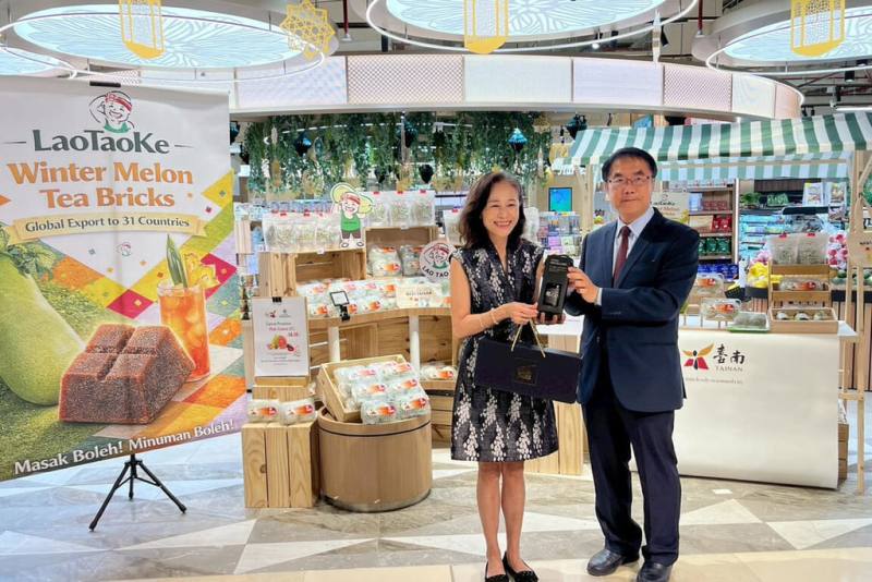 台南市長黃偉哲（右）19日前往馬來西亞行銷農特產品，駐馬來西亞代表連玉蘋（左）到場支持。