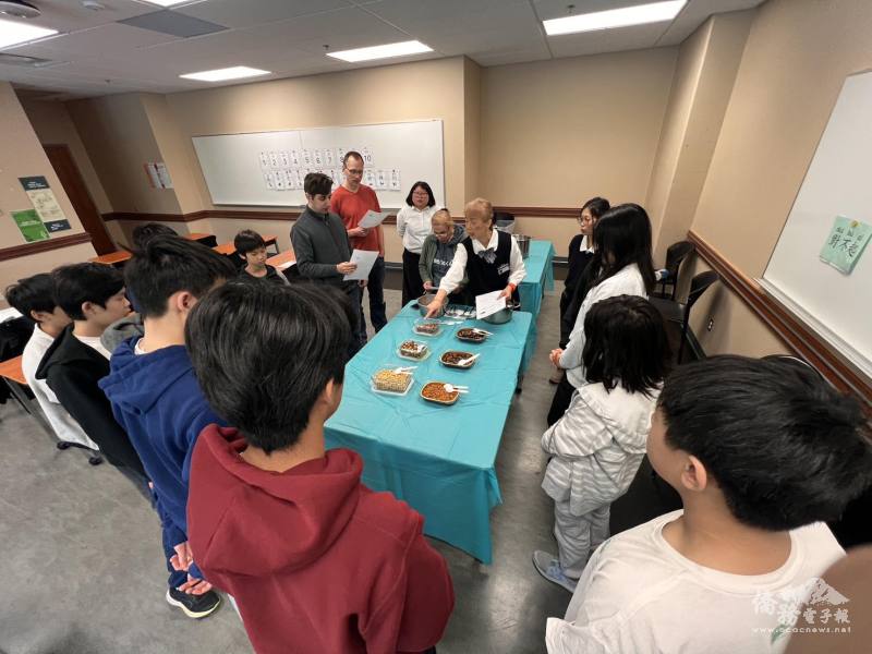 TCML學員與慈濟人文學校學生齊聚一堂，參與端午節包粽子文化體驗活動