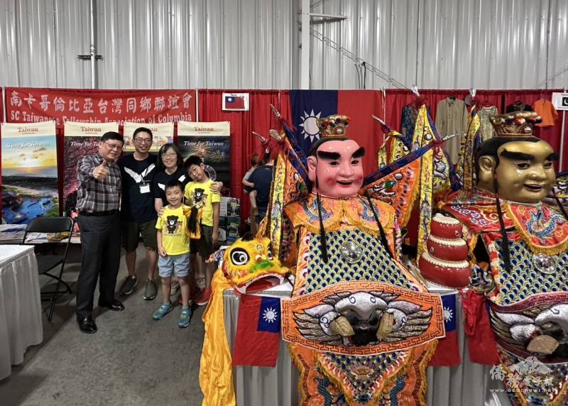 駐亞特蘭大辦事處處長林主恩（左一）親臨現場，向南卡哥倫比亞臺灣同鄉聯誼會會長陳浩鳴（左二）及其家人與當地僑胞志工們表達關懷與鼓勵