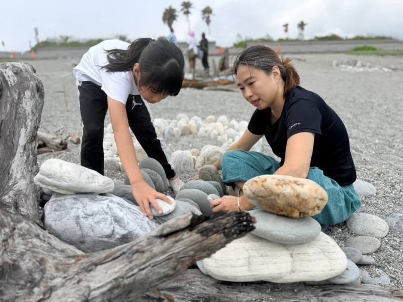 2026太平洋國際疊石藝術季即日起在花蓮七星潭登場，以「無痕創作」為核心精神，參賽者須運用現地礫石、漂流木與海洋廢棄物等素材進行創作。
