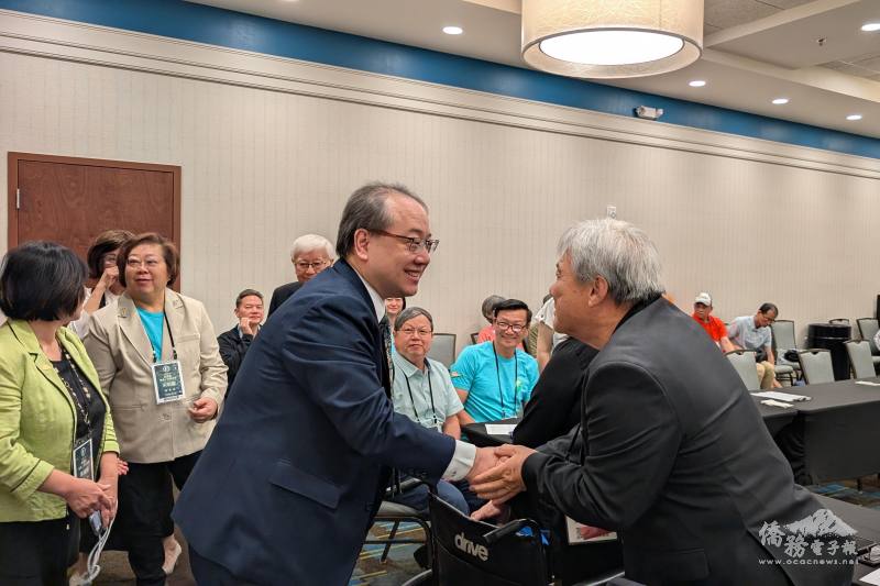 馬博元（左）與洛杉磯聖東台灣同鄉會會長曾英銘握手致意。