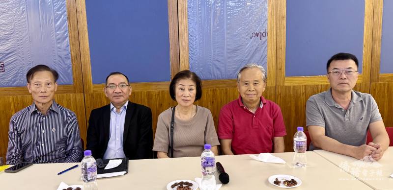 左起為巴西臺灣商會會長葉倫群、主任尤正才、中南美洲臺灣商會聯合總會總會長林幸昭、世界臺灣商會總會名譽總會長劉學琳、巴西臺灣商會副會長簡金輝