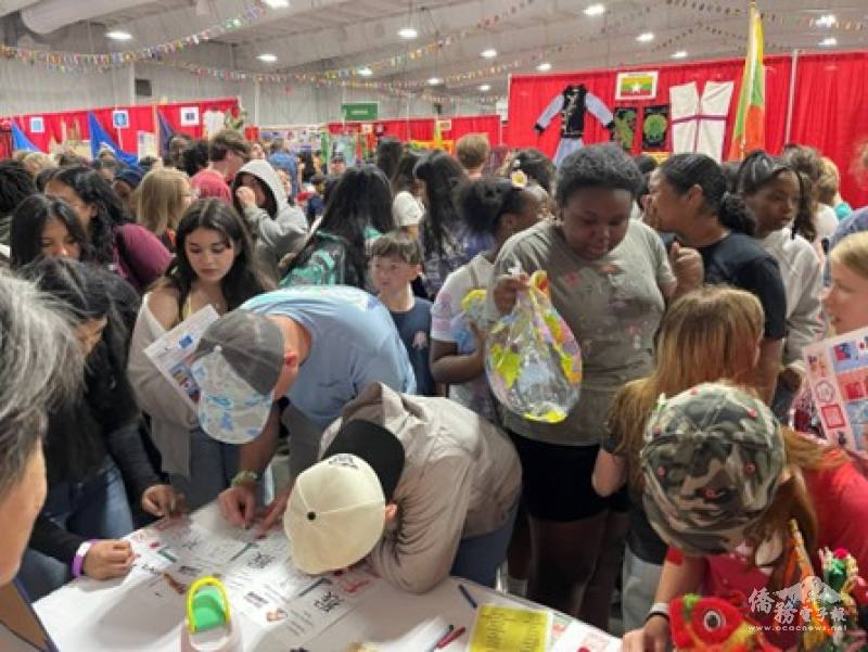 南卡國際節現場人潮湧現，臺灣攤位吸引大批學生參與體驗。 民眾親手練習正體字書寫，展現臺灣文化的魅力與互動學習的熱絡氛圍