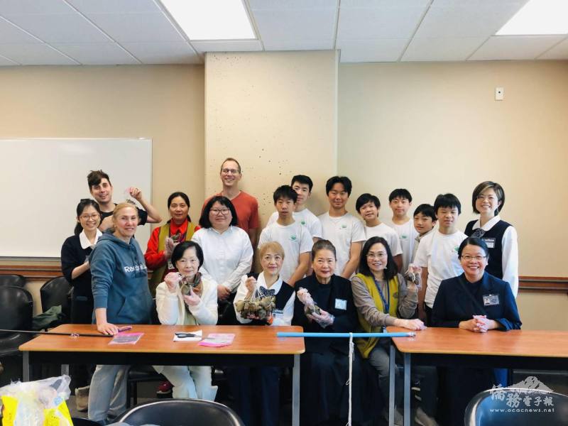 學員展示粽子成品，分享美味與文化學習的喜悅