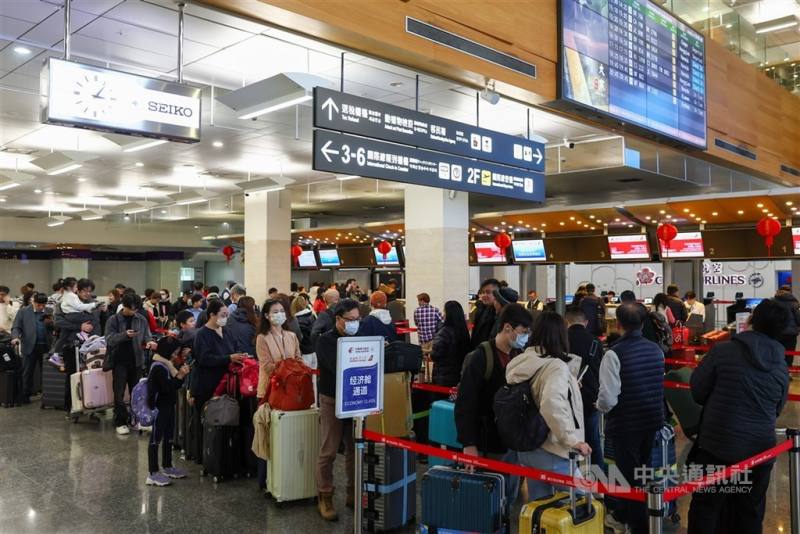 圖為松山機場國際線航班報到處。