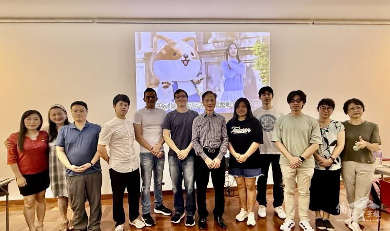 巴西臺灣商會會長葉倫群（右六）和年輕朋友一起合照，右五為來自臺大的交換學生王貞茹