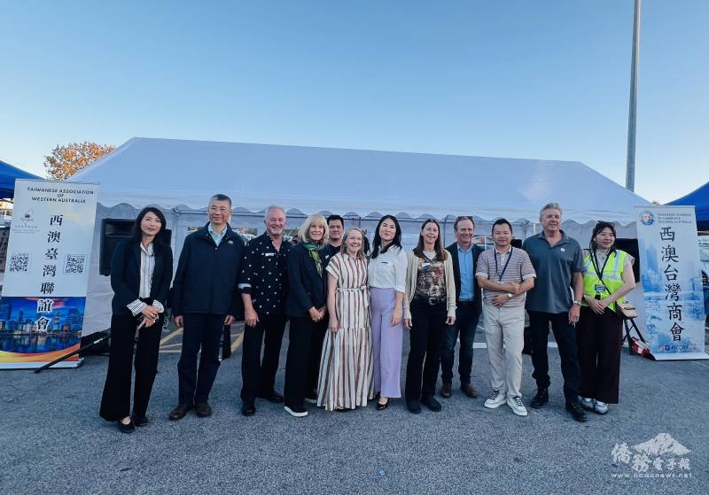 City of Melville市長Katy Mair（左五）偕同多位市議員到場力挺夜市活動