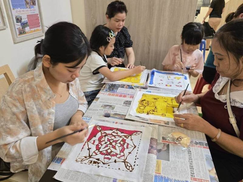 Women apply wax patterns for batik in Hualien County on Tuesday. Photo courtesy of the National Immigration Agency's Hualien Service Station April 21, 2026