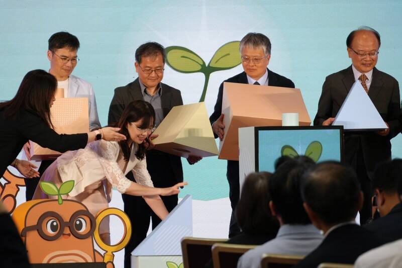 教育部21日舉辦「終身享學Up Up」記者會，說明多項終身教育政策成果及未來展望。教育部次長劉國偉（後右2）表示，學習不一定是為了拿學位，而是「你要學習」。