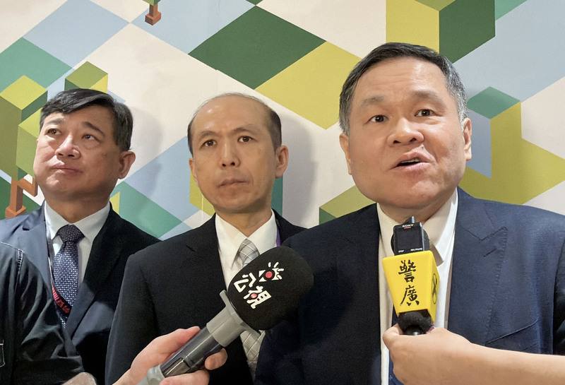 勞動部21日舉行「全國職場健康週啟動儀式」，勞動部次長李健鴻（右）表示，近3年重大職災死亡數字逐年下降，但減少幅度也趨於平緩，代表職災安全管理制度遇見瓶頸，希望透過職業安全衛生法修法落實源頭管理、加強業主責任。