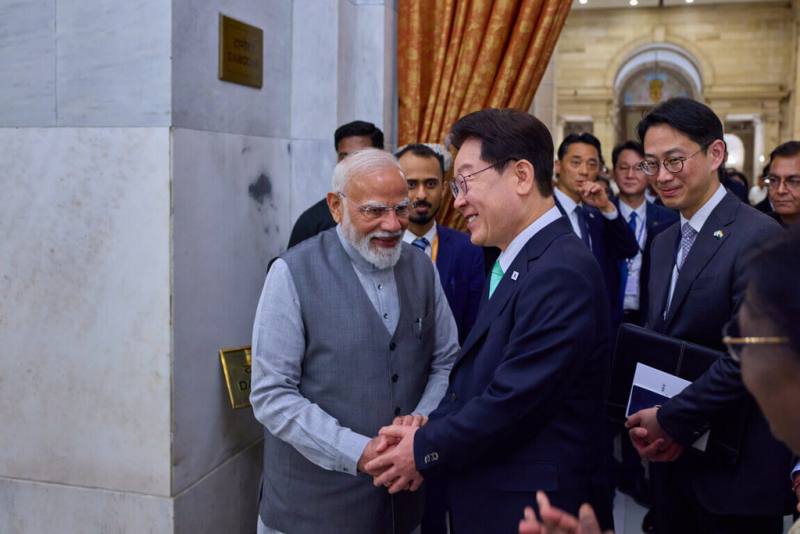 韓國總統李在明（右）赴印度進行國事訪問，並於20日與印度總理莫迪（Narendra Modi）（左）會談。韓國青瓦台21日書面簡報指出，雙方這次簽署了15項MOU，也提到在中東情勢不穩的情況下，應加強合作。（青瓦台提供）