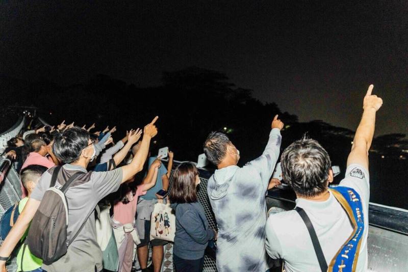屏東縣政府交通旅遊處日前舉辦「銀河初語－天琴座流星雨」天文導覽活動，在專業帶領下，民眾成功捕捉流星劃過夜空瞬間，現場驚呼聲此起彼落。（屏東縣政府提供）