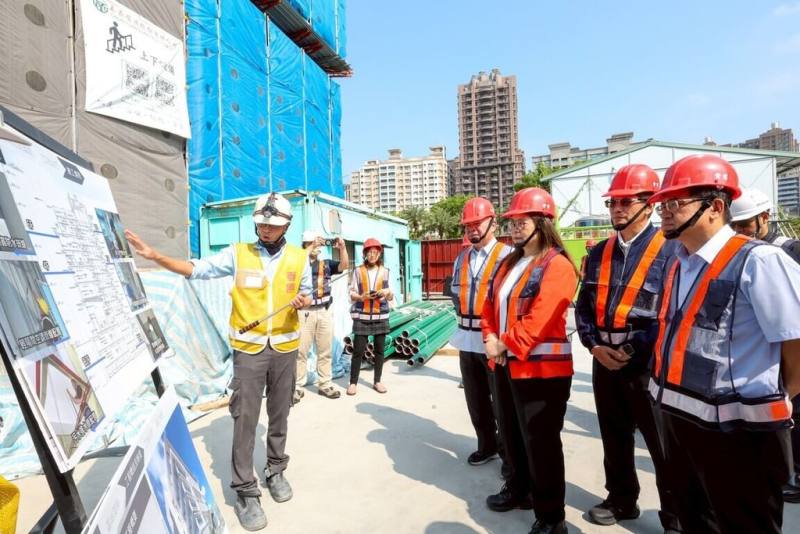 海洋委員會主委管碧玲（前右3）20日到位於高雄中都濕地公園旁的合署辦公廳舍工地，了解工程進度與施工品質，提到辦公廳舍預計於民國117年完工啟用，屆時將成為國家海洋治理統合重要樞紐，也是全國首座「近零碳建築」的中央部會辦公大樓。（海洋委員會提供）