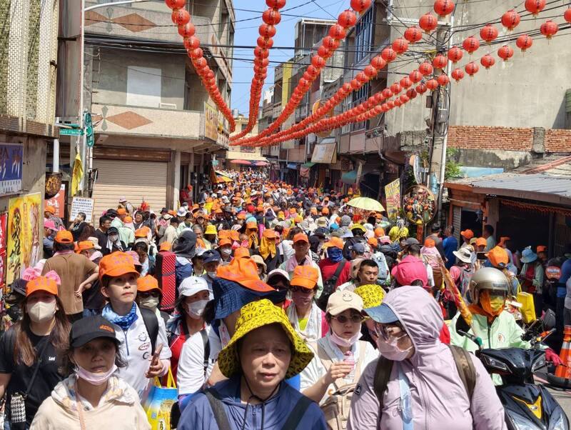 苗栗通霄白沙屯拱天宮媽祖徒步8天7夜行程20日迎來最後一天，下午舉行媽祖回宮安座儀式，拱天宮周邊再度湧入人潮。