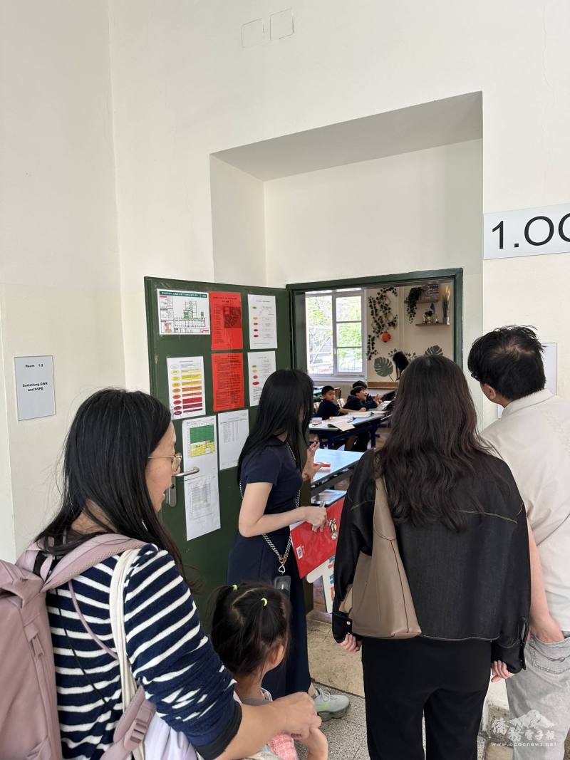 參訪者在導覽下進入教室，實地觀摩學生上課互動情形