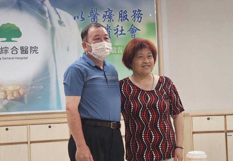63歲林秀枝（右）罹患罕病逢希伯-林道症候群（VHL），全台僅通報54例病例；全身會不斷長腫瘤，幾乎每10年就要開刀，她的丈夫（左）是她的堅強支柱。