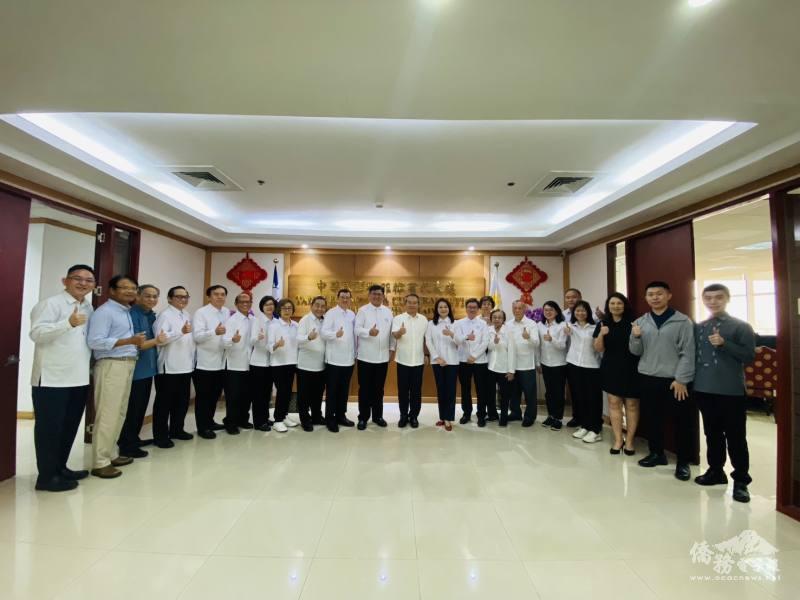 菲華文經總會與駐菲律賓代表處人員合影留念