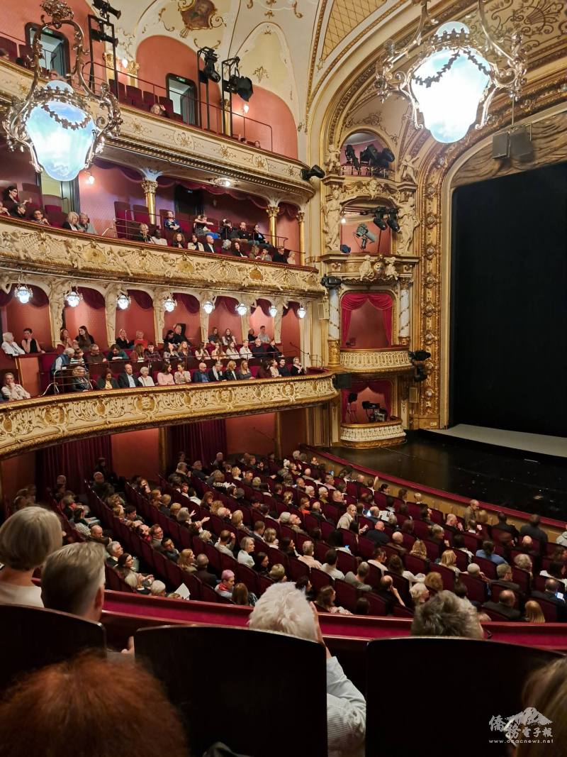 《Become Ocean》在如此典雅氛圍的劇院演出座無虛席