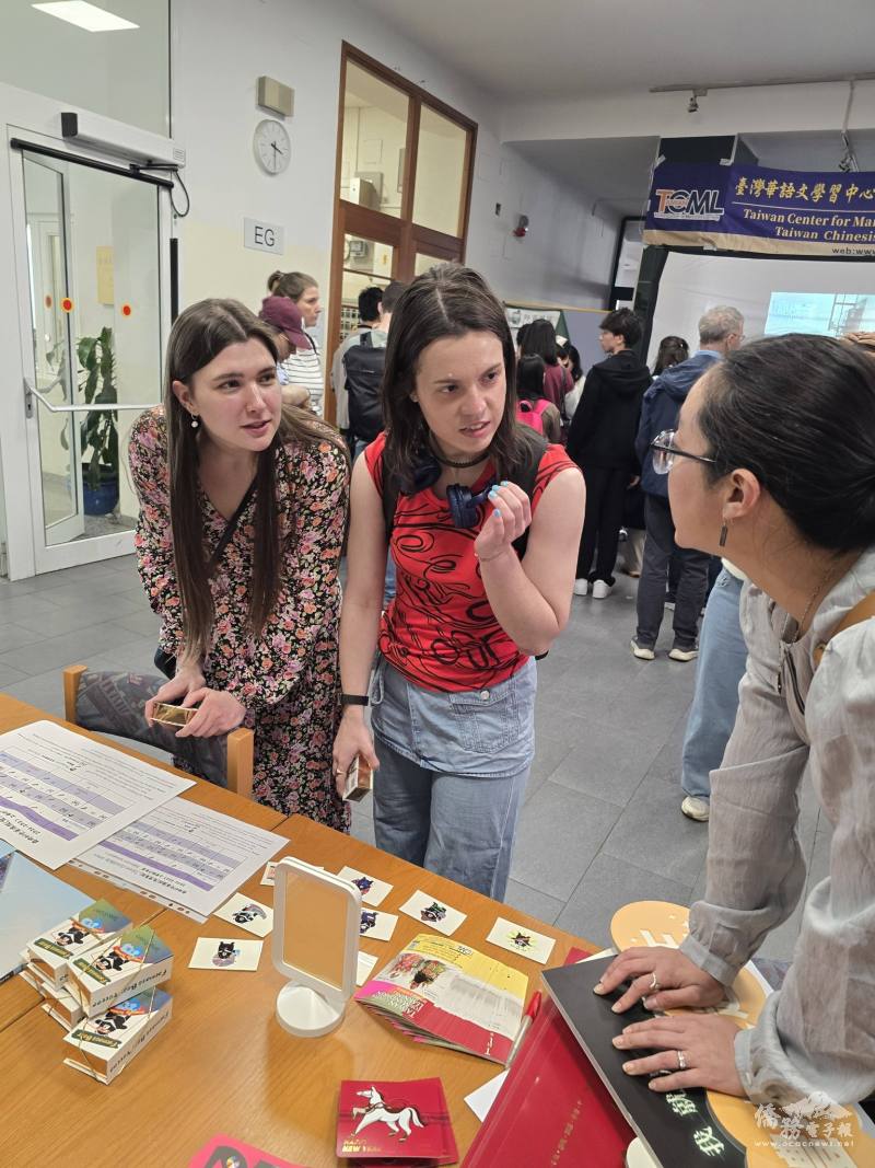 當地民眾與僑校人員面對面交流，深入了解華語學習內容