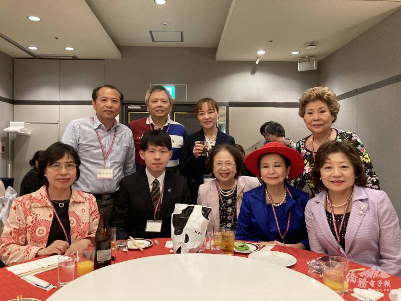 駐日本代表處僑務組副組長李承芸(第2排右2)與在日臺灣婦女會互動合照