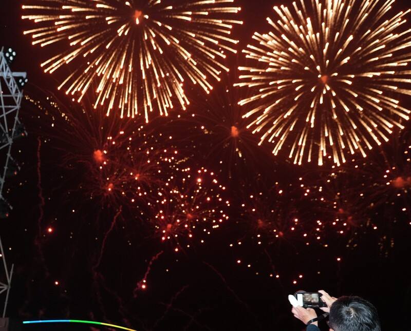 2026澎湖國際海上花火節20日晚間在馬公觀音亭園區試放10分鐘，超過5000名民眾搶頭香先睹為快。