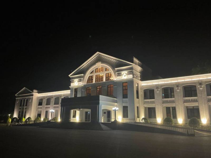 國發會21日表示，有「小白宮」之稱的中興會堂，從啟動耐震詳評、修復及再利用計畫、規劃設計到修復工程，歷經6年多、投入新台幣1億餘元，近日已完工，不僅強化建物耐震韌性，更結合夜間建築照明設計，成為中興新村夜間觀光新亮點。（國發會提供）