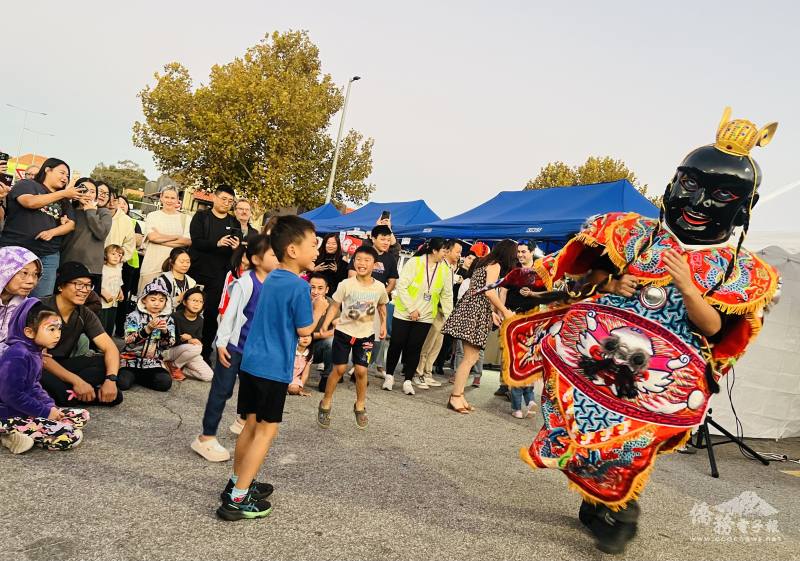 小朋友開心與電音三太子共舞