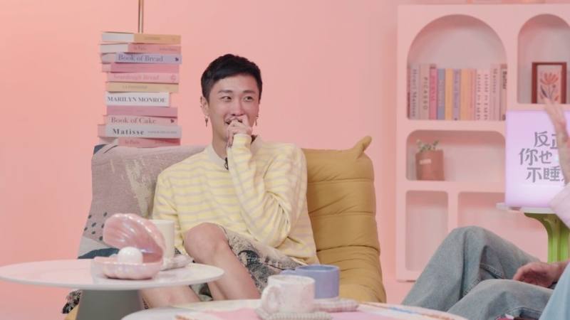 1995年出生的變裝皇后妮妃雅（圖）卸下華麗戰袍，在小公視節目「反正你也不睡覺」分享一路闖蕩的點滴。（小公視提供）