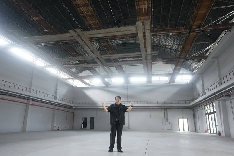 北投製片廠整建營運由財團法人擊樂文教基金會申請成功，4月29日將正式點交。創辦人朱宗慶（圖）看見果實累累的芒果樹，對於充滿綠意的擊樂新家深感幸福。