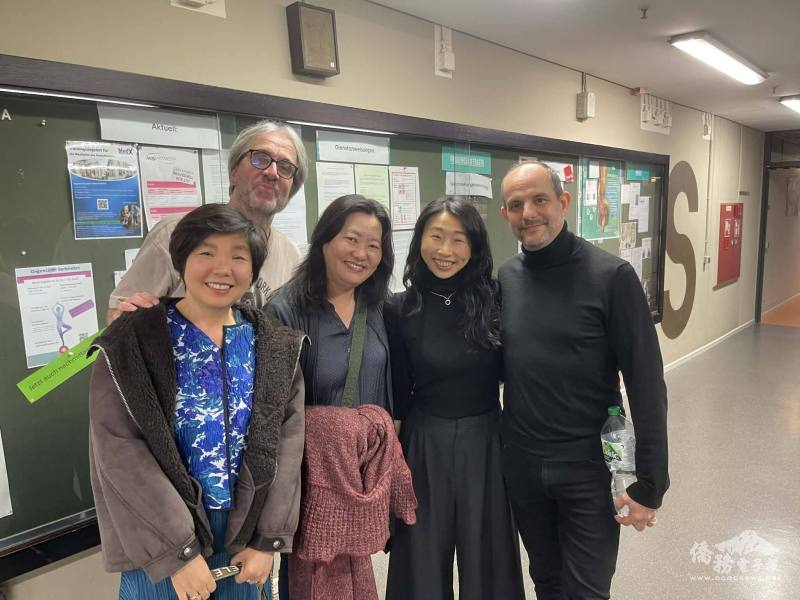 黑森邦當代舞團藝術總監Bruno Heynderickx與台德婦女會長王孝貞，台灣心會長鄭伊雯等人合影