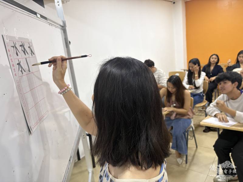 課堂中學生揮毫書寫，從書法入門認識文字結構，感受傳統文化魅力