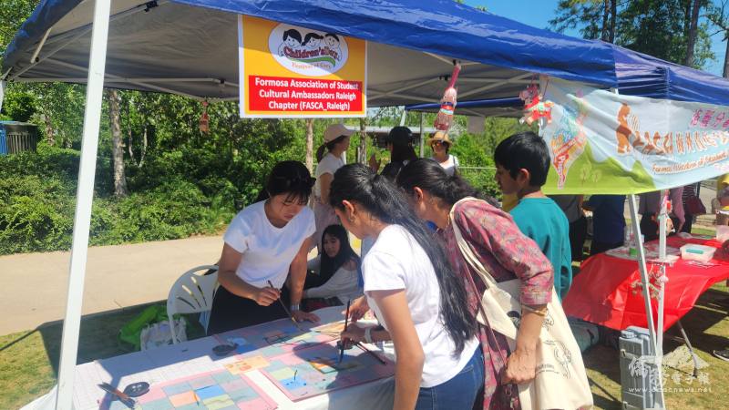 博爾布萊特華語教學助理尤悅如教授繁體字書寫