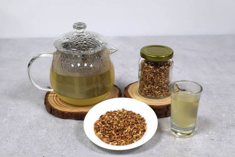 農業部台東區農業改良場提供以糙米製作玄米茶妙方，讓民眾可自製不含咖啡因的健康飲品，製作流程雖然簡單，但其實藏有影響風味表現的學問。（台東農改場提供）