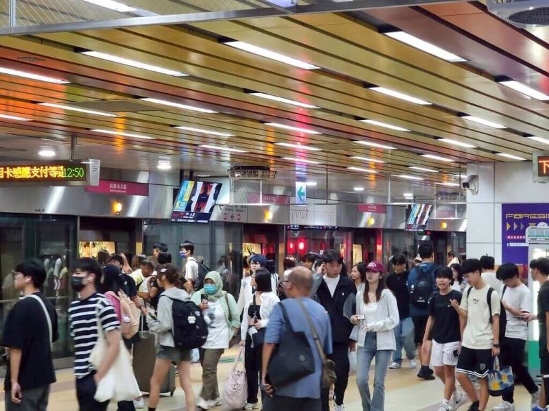 高雄捷運公司21日公布統計數據指出，高雄捷運紅、橘線及輕軌，2026年第1季日均運量已突破24萬人次。（高雄捷運公司提供）