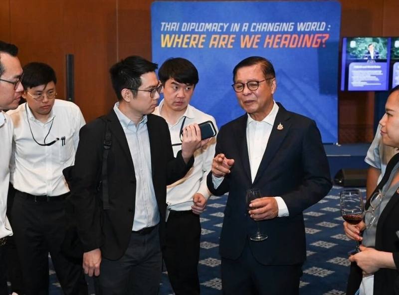 泰國外交部長希哈薩（前右）20日與國際媒體見面，闡述新政府上任後的外交政策，結束後接受中央社訪問。針對中東衝突引發的能源危機，他表示，泰國已兩度號召東協外長特別會議，希望凝聚區域合作的意願，並指出，東協雖已有石油與能源安全合作框架，但至今未真正執行。（泰國外交部提供）