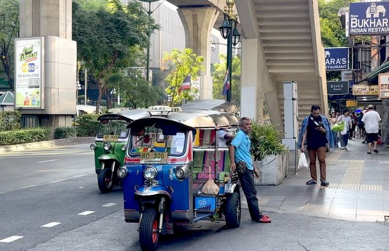 自從中東衝突升高後，來自中東的遊客銳減，導致曼谷娜娜區變得冷清，數輛嘟嘟車停在路邊逾半小時，仍無乘客上門，司機彼此靠聊天打發時間。