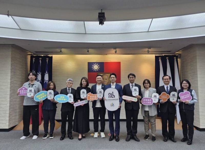 台北市社會局性別平等辦公室21日公布首屆性別友善廁所標章認證合格名單，共8個單位、12座廁所通過認證，由市長蔣萬安（右5）頒獎。（台北市社會局提供）